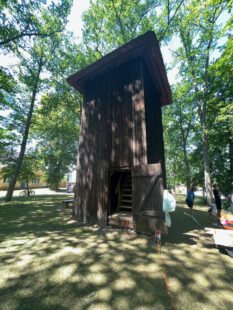 Glockenturm (2023) Zum Sommerfest ist der Turm meistens geöffnet und man kann einen Blick ins Innere werfen.
