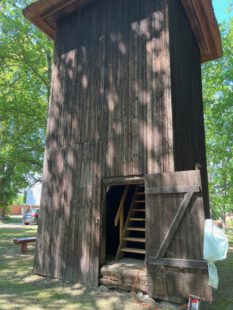 Glockenturm (2023) Zum Sommerfest ist der Turm meistens geöffnet und man kann einen Blick ins Innere werfen.