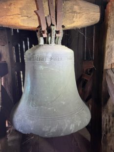 Glocke im Glockenturm mit Inschrift (2023)